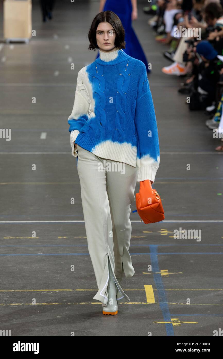 Paris, Frankreich. Juli 2021. Lara Mullen am 2021. Juli auf der UNWEISSEN Herbstkollektionsbahn Winter 2021 - Paris, Frankreich. 04/07/2021 Credit: dpa/Alamy Live News Stockfoto