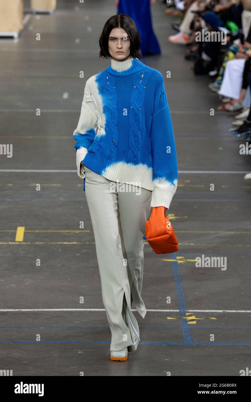 Paris, Frankreich. Juli 2021. Lara Mullen am 2021. Juli auf der UNWEISSEN Herbstkollektionsbahn Winter 2021 - Paris, Frankreich. 04/07/2021 Credit: dpa/Alamy Live News Stockfoto