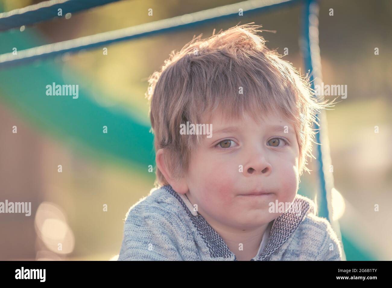 Nahaufnahme des Jungen auf dem Spielplatz in Südaustralien an einem sonnigen Tag Stockfoto