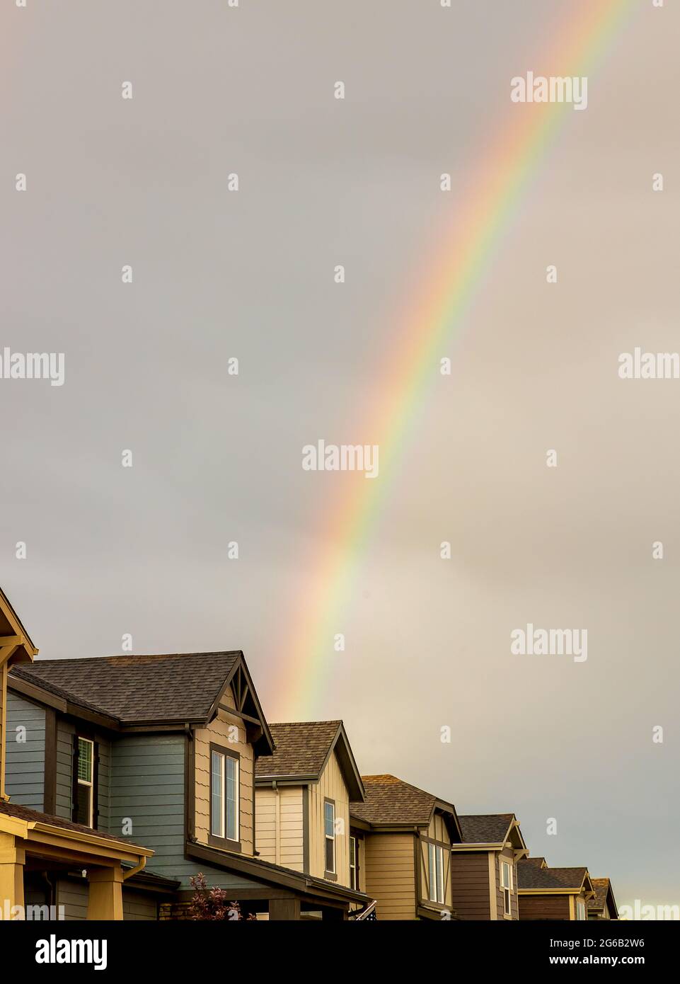 Regenbogen über der Reihe neuer Häuser nach einem Gewitter in Denver, Colorado Stockfoto
