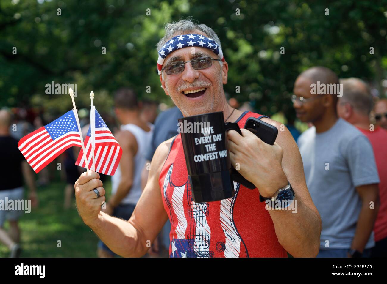 Columbus, Usa. Juli 2021. Der Mensch zeigt Patriotismus mit all den amerikanischen Flaggen, die er trägt. Die Doo Dah Parade, eine Tradition des 4. Juli in Columbus, Ohio, bringt Massen von Menschen zum Geburtstag der Vereinigten Staaten von Amerika und belebt Unternehmen im Short North. (Foto von Stephen Zenner/SOPA Images/Sipa USA) Quelle: SIPA USA/Alamy Live News Stockfoto