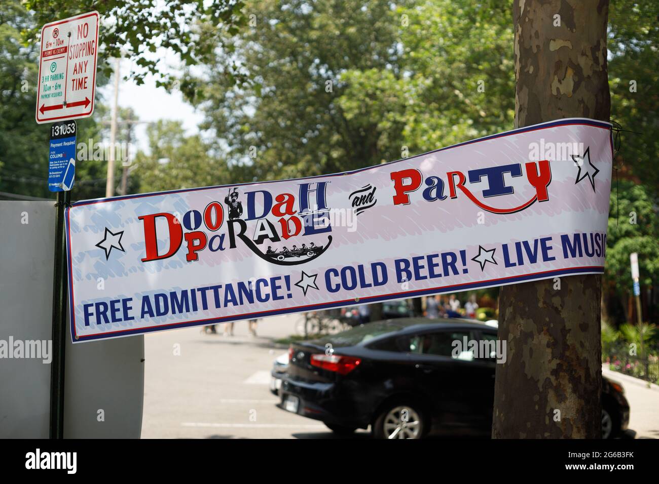 Columbus, Usa. Juli 2021. Im Goodale Park hängt ein Banner der Doo Dah Parade/Party. Die Doo Dah Parade, eine Tradition des 4. Juli in Columbus, Ohio, bringt Massen von Menschen zum Geburtstag der Vereinigten Staaten von Amerika und belebt Unternehmen im Short North. (Foto von Stephen Zenner/SOPA Images/Sipa USA) Quelle: SIPA USA/Alamy Live News Stockfoto