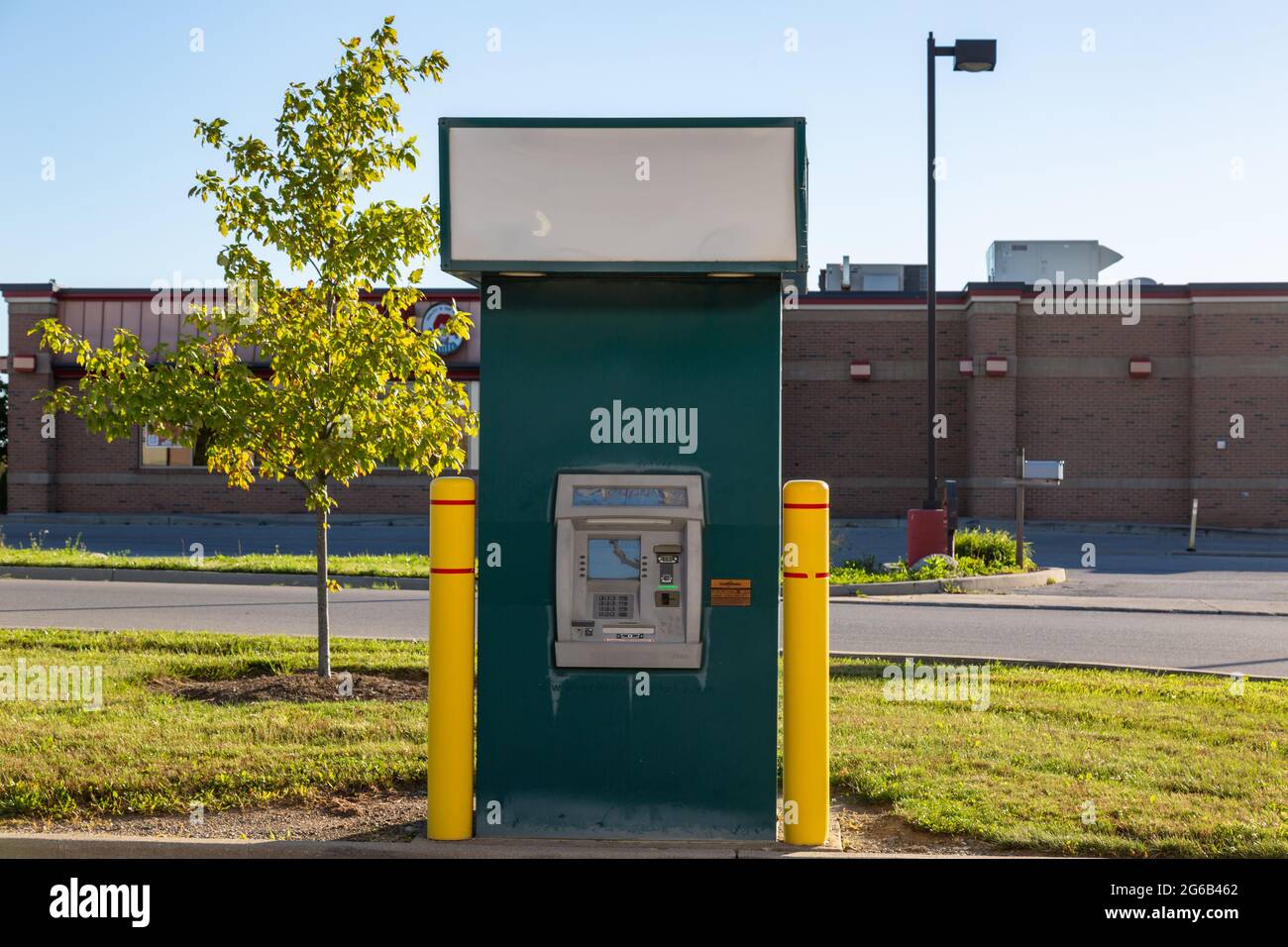 Ein eigenständiger Geldautomat (ATM) ohne Markennamen. Stockfoto