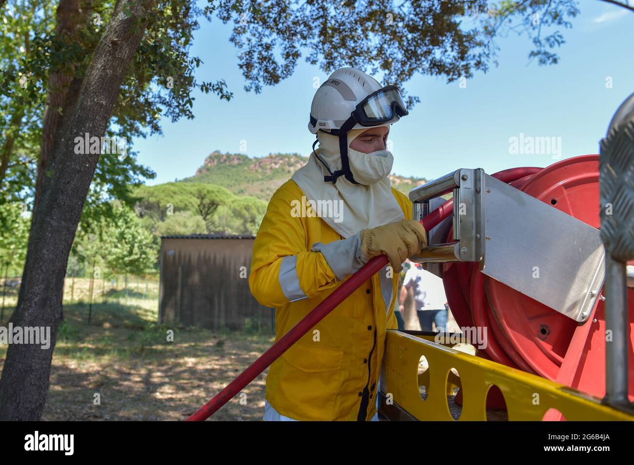 2. Juli 2021, Draguignan, Frankreich: Ein Arbeiter der DFCI (Verteidigung des Waldbrands), Eine Organisation, die die gefährdeten Wälder verwaltet und die Überwachung während der Brandsaison sicherstellt, ist bei der Demonstration zu sehen.die Einsatzteams führen vor dem Innenminister Gerald Darmanin und der Umweltministerin Barbara Pompili eine Abschlussschulung durch. Die Monate Mai, Juni und Juli werden voraussichtlich wärmer und trockener sein als normal, wie von Meteo France angekündigt. Das Brandrisiko für diesen Zeitraum ist auf dem höchsten Niveau. (Bild: © Laurent Coust/SOPA Bilder via ZUMA Wi Stockfoto