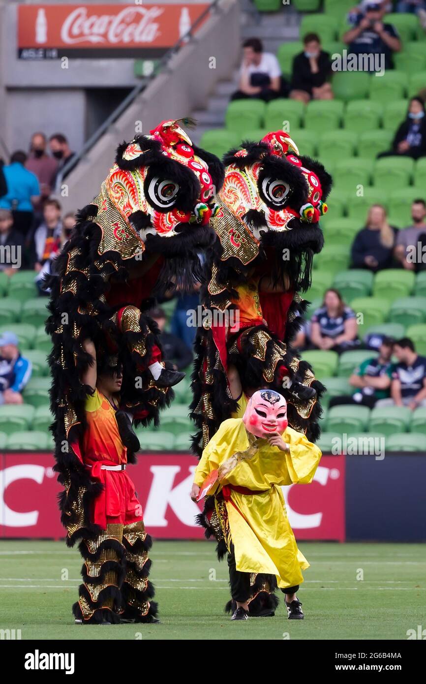 MELBOURNE, AUSTRALIEN - 26. JANUAR: Unterhaltung, die die kulturelle Vielfalt Australiens an diesem Australia Day während des Hyundai A-League Fußballmatches zwischen Melbourne Victory und Perth Glory am 26. Januar 2021 im AAMI Park in Melbourne, Australien, repräsentieren soll. (Foto von Dave Hewison/Speed Media) Stockfoto