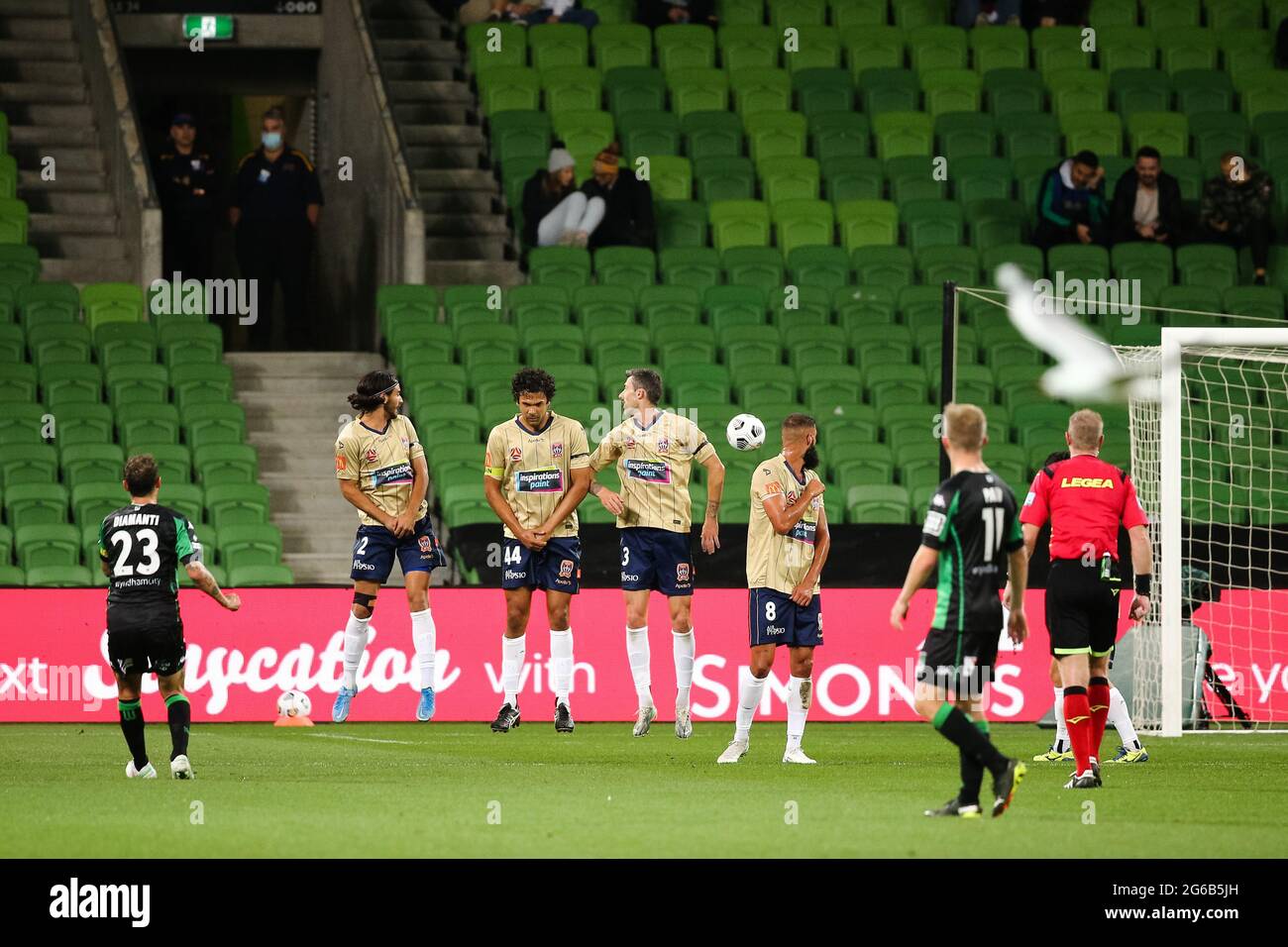 MELBOURNE, AUSTRALIEN - 26. APRIL: Alessandro Diamanti von Western United spielt am 26. April 2021 im AAMI Park in Melbourne, Australien, beim Fußballspiel der Hyundai A-League zwischen dem FC Western United und den Newcastle Jets den Ball. (Foto von Dave Hewison) Stockfoto