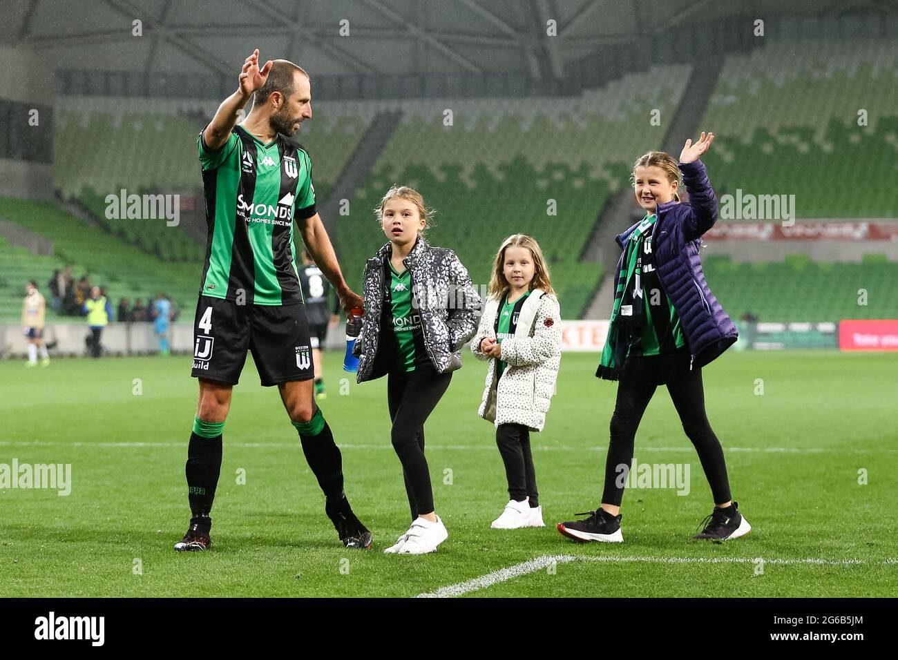 MELBOURNE, AUSTRALIEN - 26. APRIL: Andrew Durante von Western United und seine Töchter winken den Fans beim Fußballspiel der Hyundai A-League zwischen dem Western United FC und Newcastle Jets am 26. April 2021 im AAMI Park in Melbourne, Australien. (Foto von Dave Hewison) Stockfoto