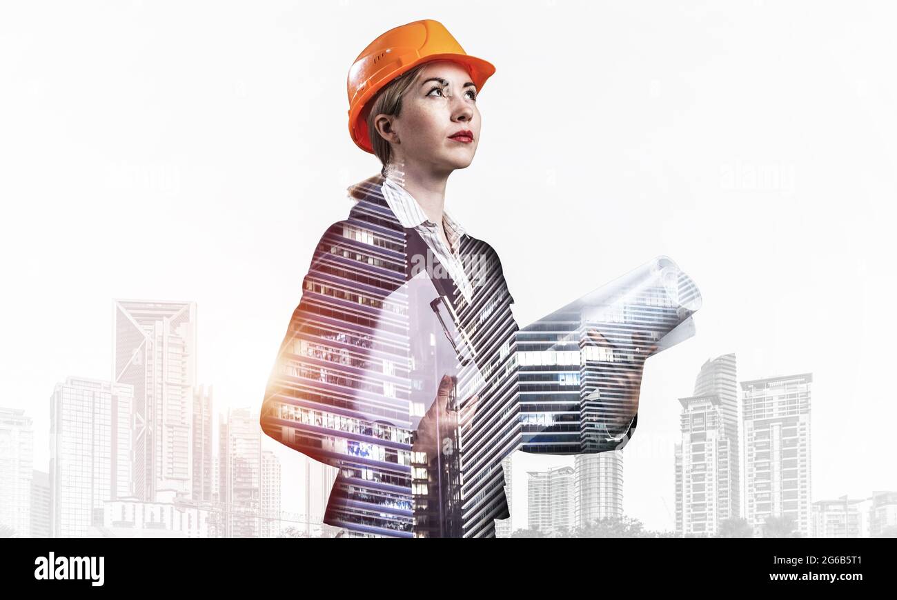 Frau Architekt mit technischen Zeichnungen Stockfoto