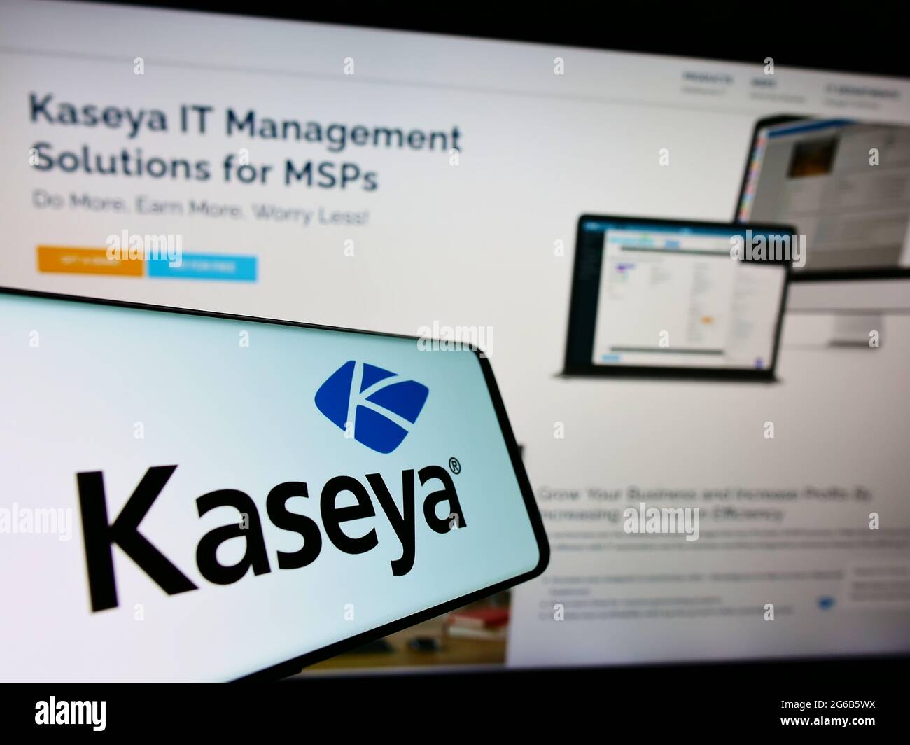 Mobiltelefon mit Logo des US-amerikanischen IT-Sicherheitsmanagementunternehmens Kaseya Limited auf dem Bildschirm vor der Website. Konzentrieren Sie sich auf die Mitte rechts des Telefondisplays. Stockfoto