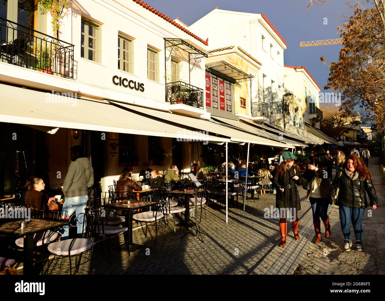 Tavernen und Restaurants entlang der Adrianou pdeestrian Street in Monastirakiou, Athen, Griechenland. Stockfoto