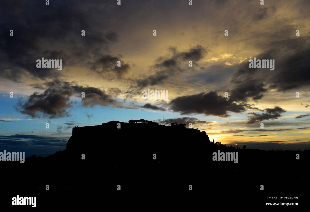 Ein Blick auf die Akropolis von Athen bei Sonnenuntergang. Stockfoto