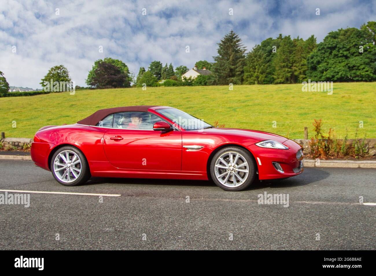 2013 rotes Jaguar 6-Gang-Automatikgetriebe, 5000 ccm Benziner, 2dr-Cabrio auf dem Weg zur Leighton Hall Oldtimer-Ausstellung im Juli, Carnforth, Lancashire UK Stockfoto