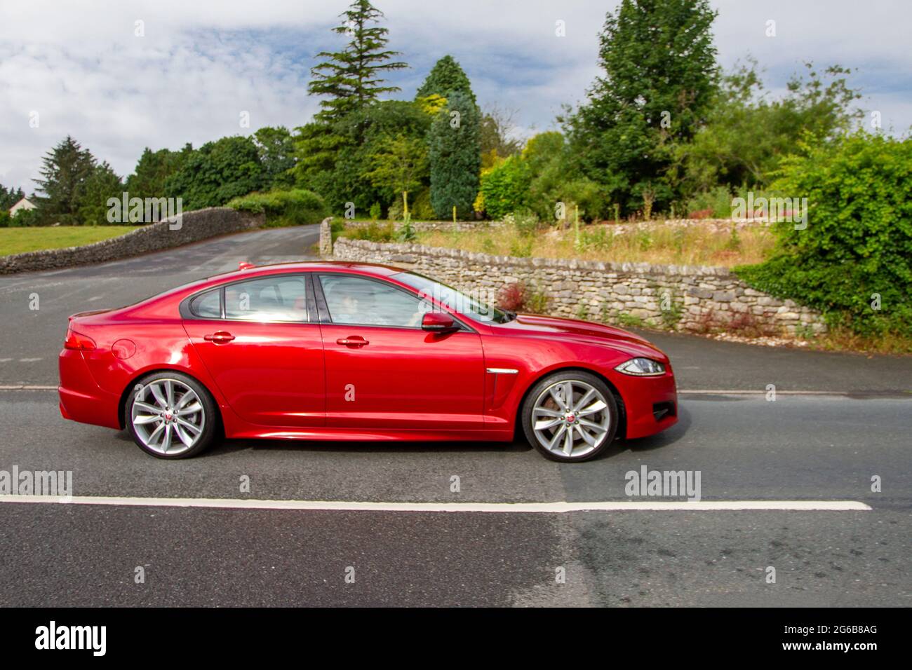 2014 rote Jaguar D V6 R-Sport 2993ccm Diesel 4dr Limousine auf dem Weg zur Leighton Hall Oldtimer-Juli-Automobilmesse, Carnforth, Lancashire UK Stockfoto