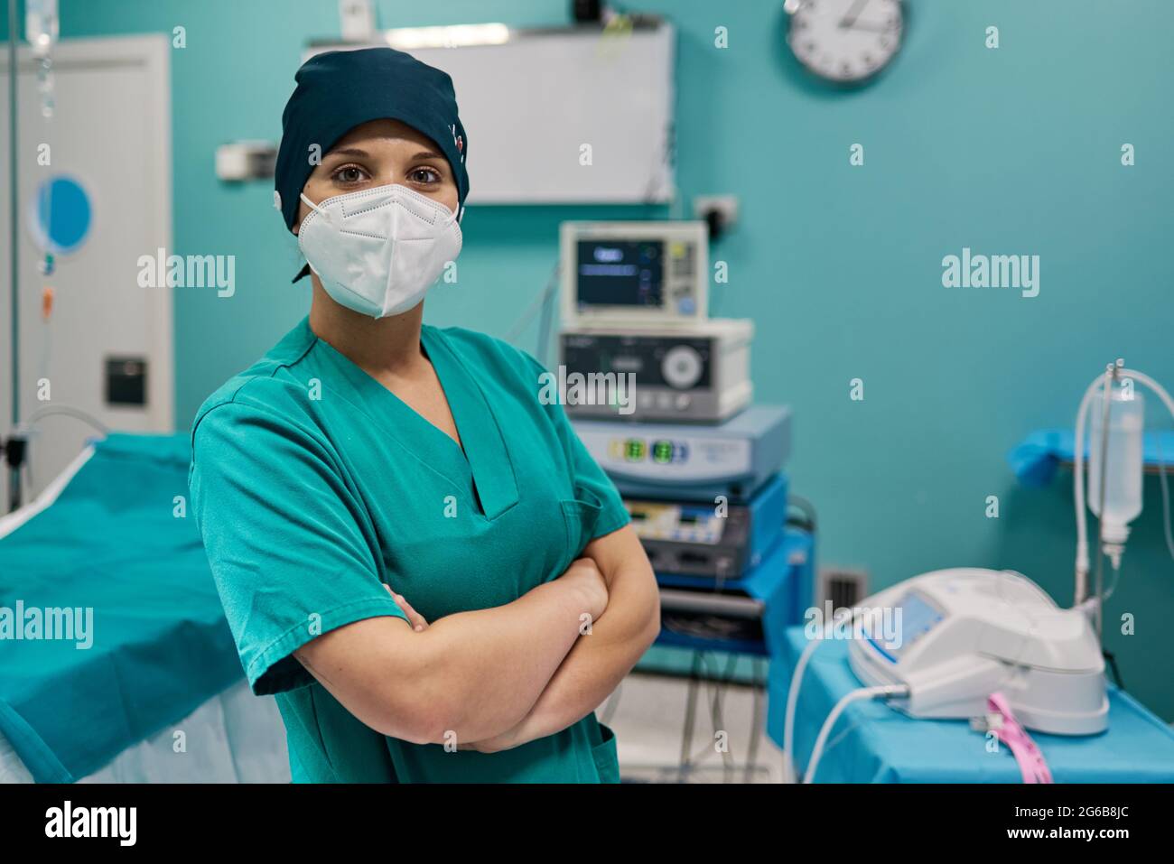 Chirurg in Uniform und Atemmaske in der Klinik Stockfoto