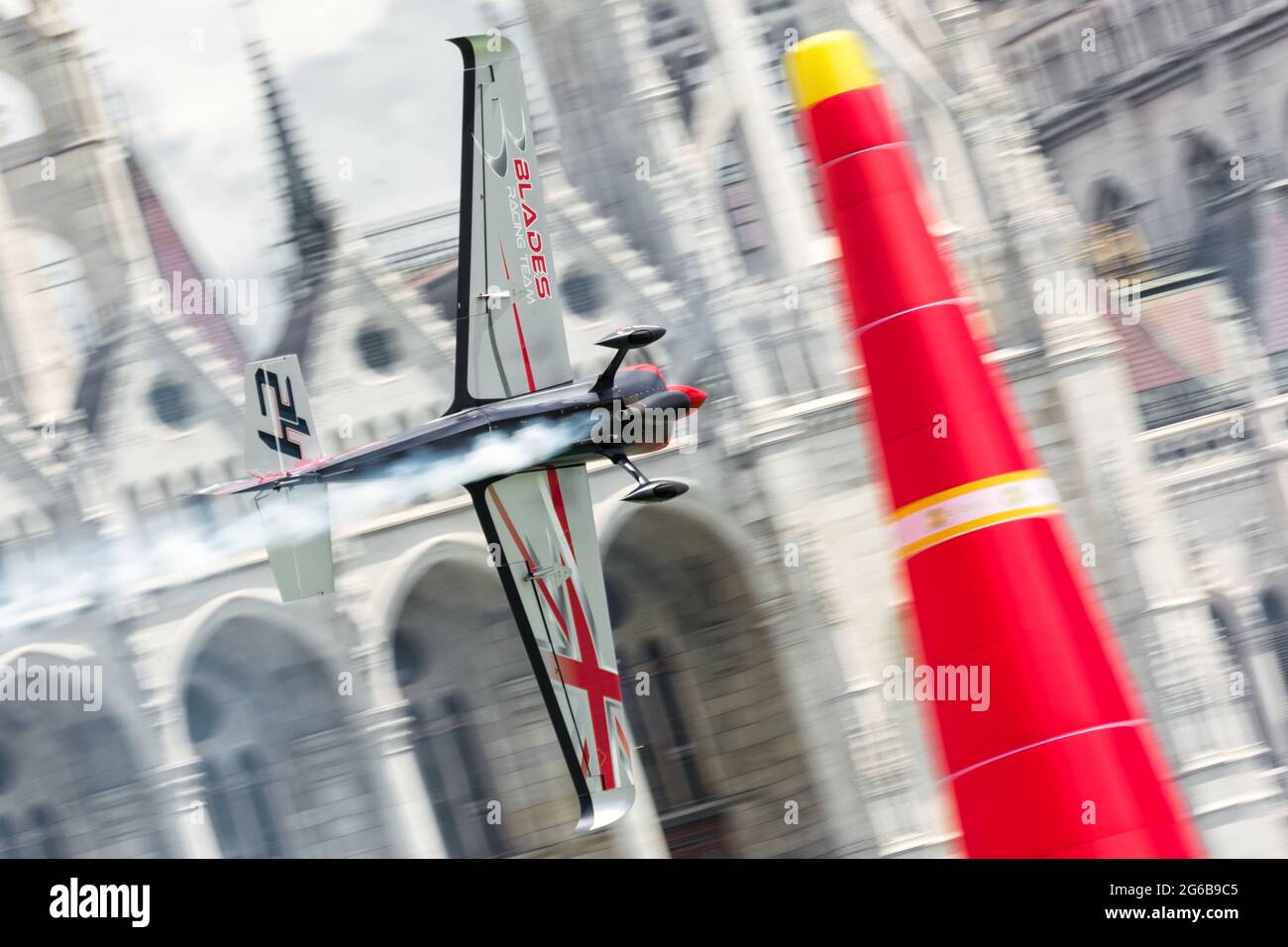 Budapest, Ungarn - 23. Juni 2018: Ben Murphy in Zivko Edge 540 fliegt beim Red Bull Air Race mit hoher Geschwindigkeit durch das ungarische Parlamentsgebäude Stockfoto