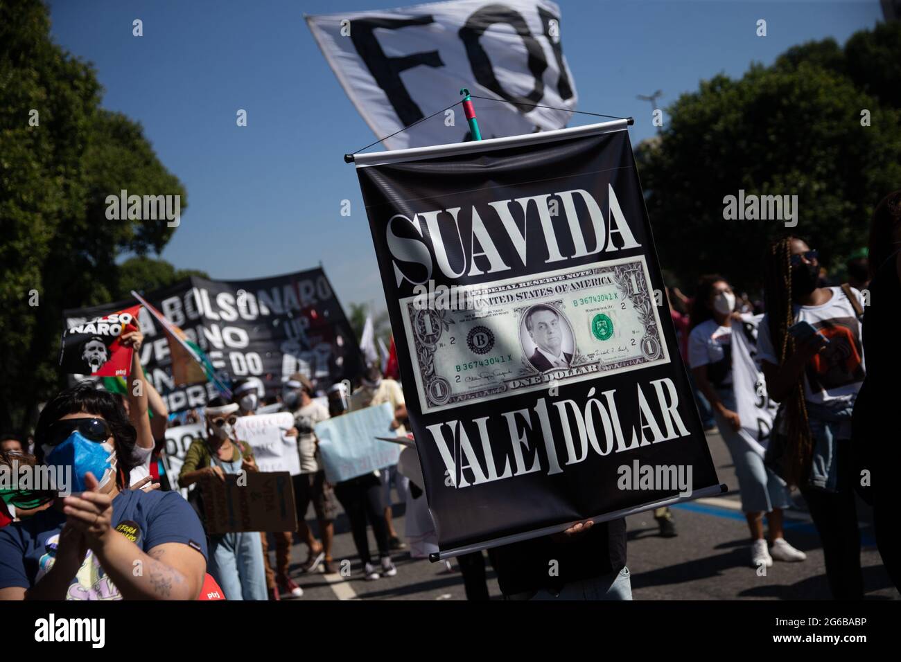 3. Juli 2021, Rio de Janeiro, Rio de Janeiro, Brasilien: Ein Protestler hält ein Schild mit der Aufschrift „ Ihr Leben ist 1 Dollar wert“, das auf Beschwerden anspielt, die während der Woche beim Covid-19 CPI, Während eines Protestes gegen die Regierung des derzeitigen Präsidenten Jair Bolsonaro und seiner Regierung während der Covid-19-Virus-Pandemie in der Innenstadt von Rio de Janeiro an diesem Samstagmorgen, dem 3. Juli.in mehreren Städten im ganzen Land gingen die Demonstranten diesen Samstag auf die Straße, während Ermittlungen des CPI in Covid, Wo die Regierung von Präsident Jair Bolsonaro der Korruption und Bestechung in der käuflich verdächtigt wird Stockfoto