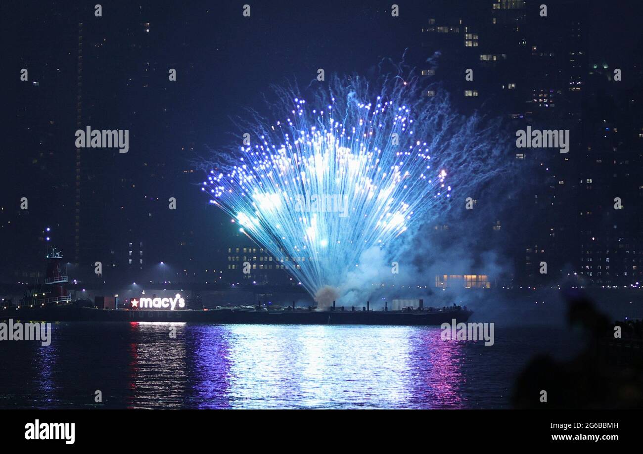 Long Island City, New York, USA, 04. Juli 2021 - Tausende von Menschen sahen sich das Feuerwerk am 4. Juli 2021 von Macys heute in Long Island City, Queens, an. Foto: Luiz Rampelotto/EuropaNewswire FOTOKREDIT ERFORDERLICH. Stockfoto