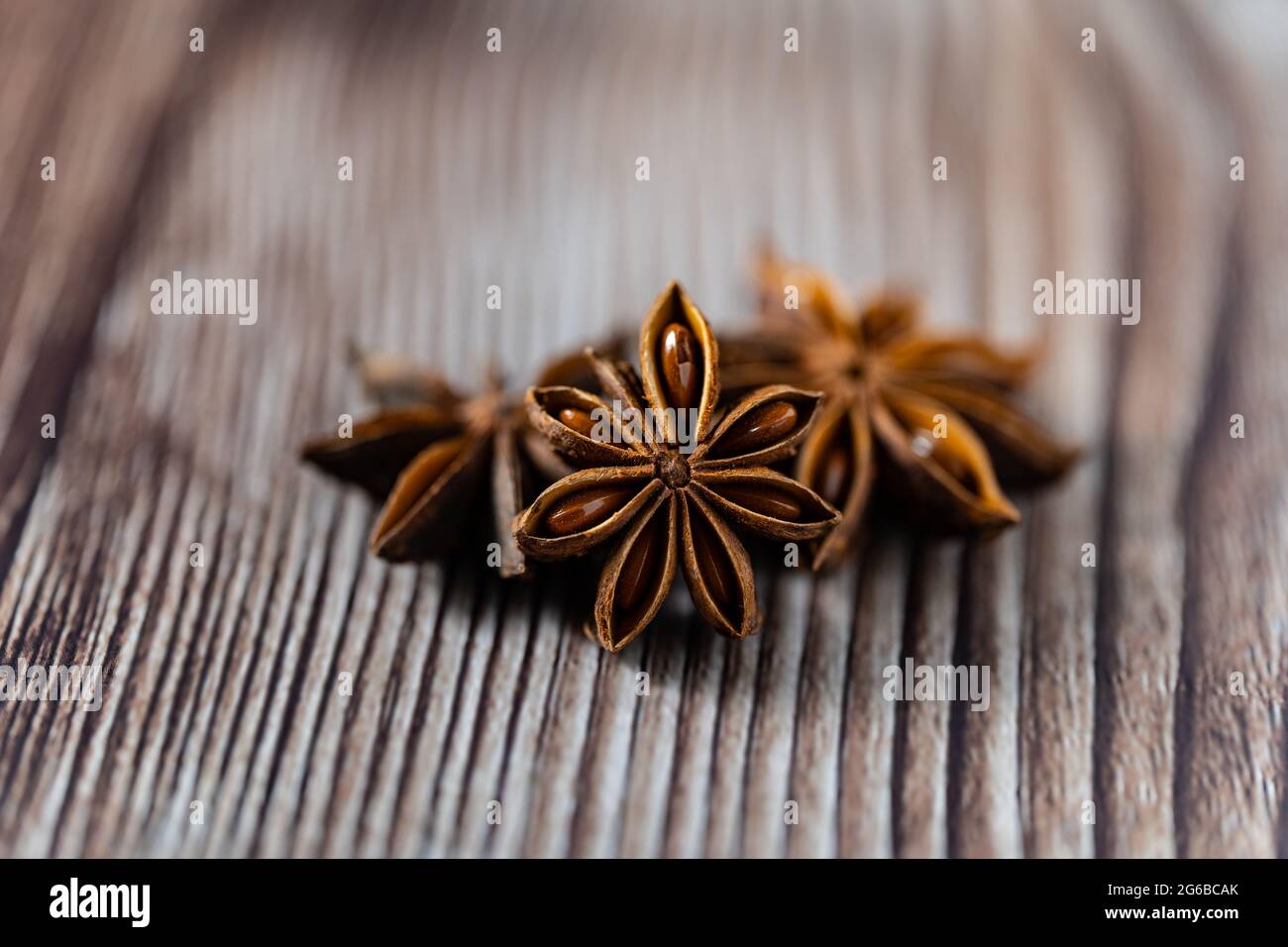 Nahaufnahme von Sternanise auf Holztisch, Lebensmittelkonzept Stockfoto