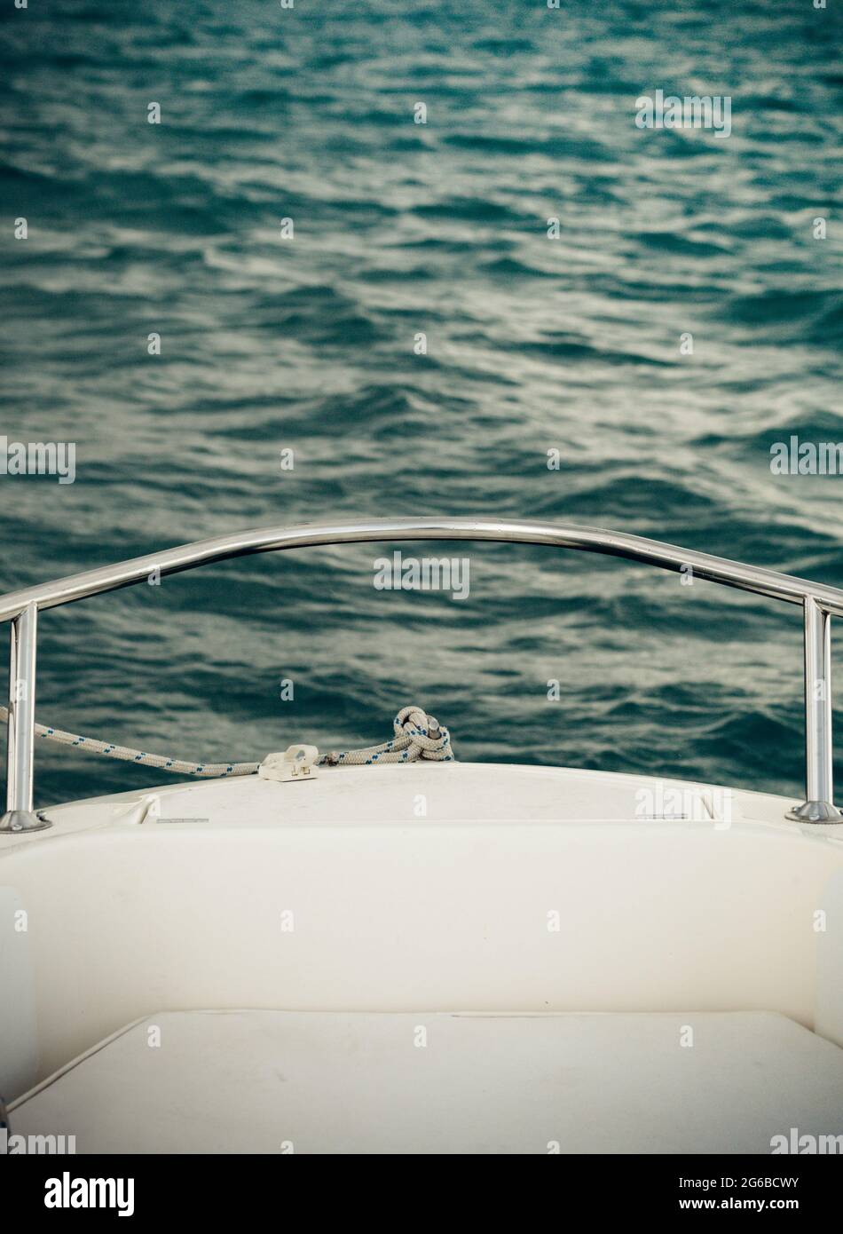 Nahaufnahme des Bogens eines Bootes im Meer, Bulgarien Stockfoto