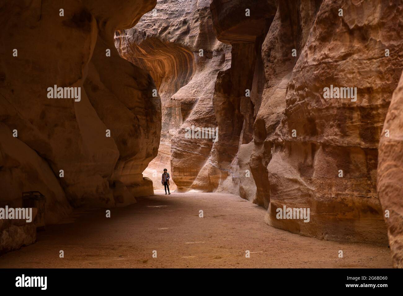 Frau, die zwischen Felsen beim Schatzamt steht, Petra, Jordanien Stockfoto