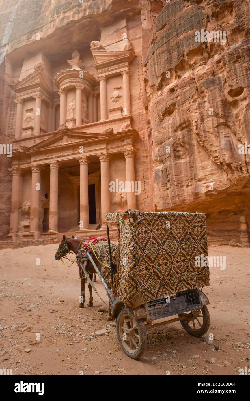Esel und Kutsche vor dem Schatzamt, Petra, Jordanien Stockfoto