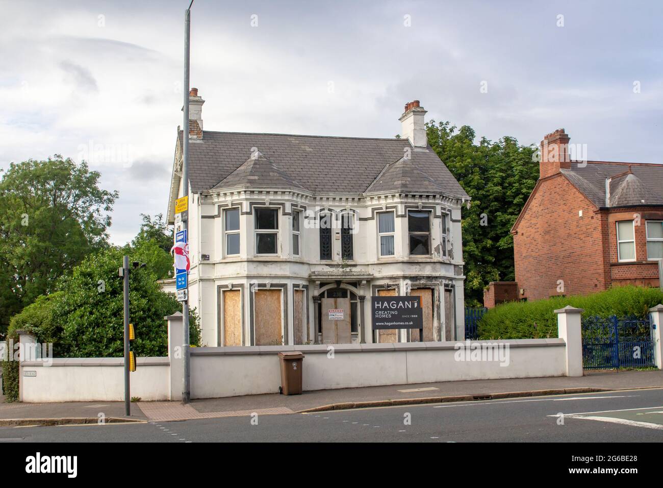 4. Juli 2021 EIN großes freistehendes Haus an der Ecke North Road und Newtownards Road im Osten von Belfast Nordirland Dieses Anwesen war einst uns Stockfoto