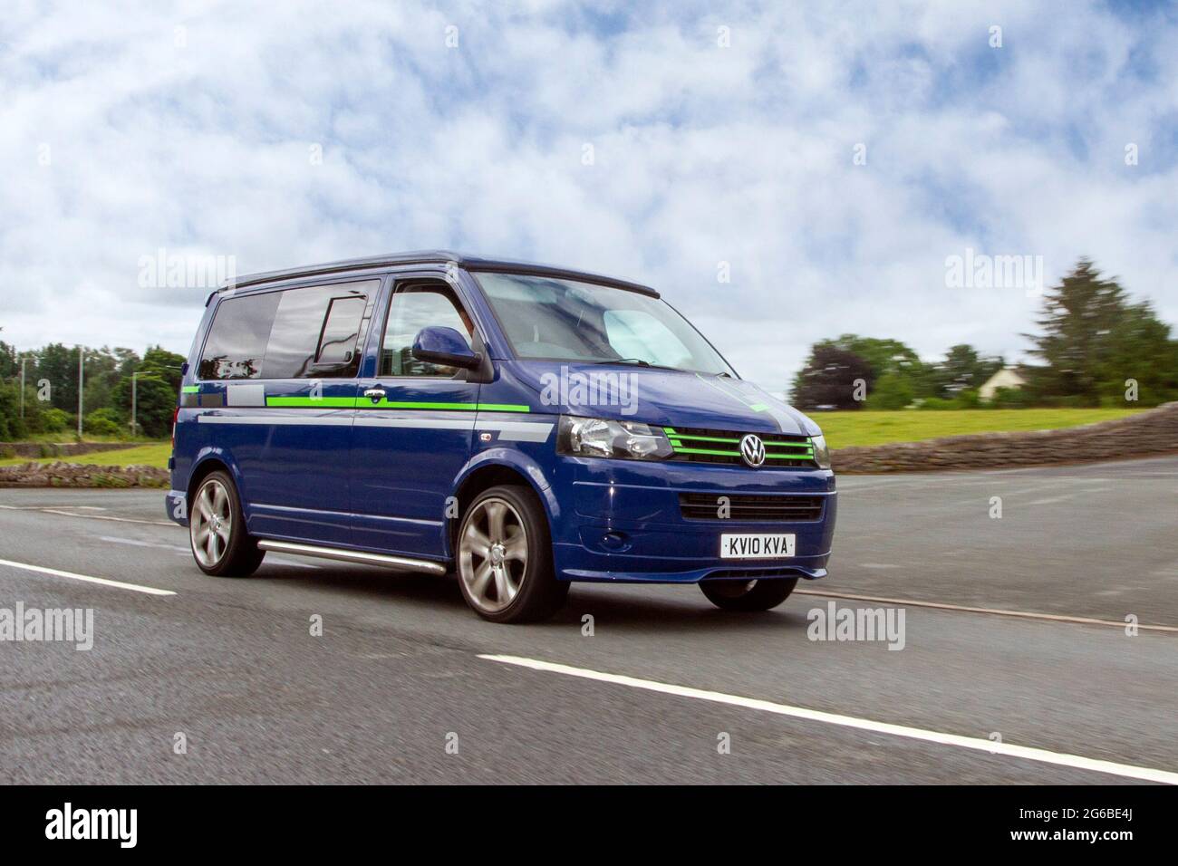 2010 blauer VW T30 TDI P/V Startline 5 Speed Schaltgetriebe, auf dem Weg zur Leighton Hall Oldtimer-Juli-Automobilmesse, Carnforth, Lancashire UK Stockfoto