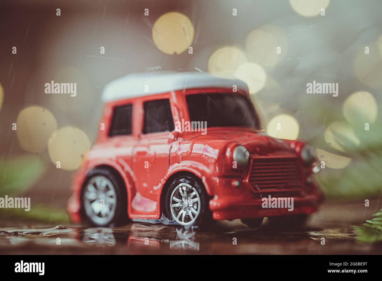 Nahaufnahme eines roten Mini-Spielzeugautos auf einem Tisch Stockfoto