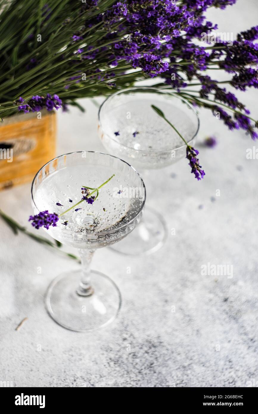 Zwei Gläser Gin und Tonic mit Lavendelblüten auf einem Tisch Stockfoto