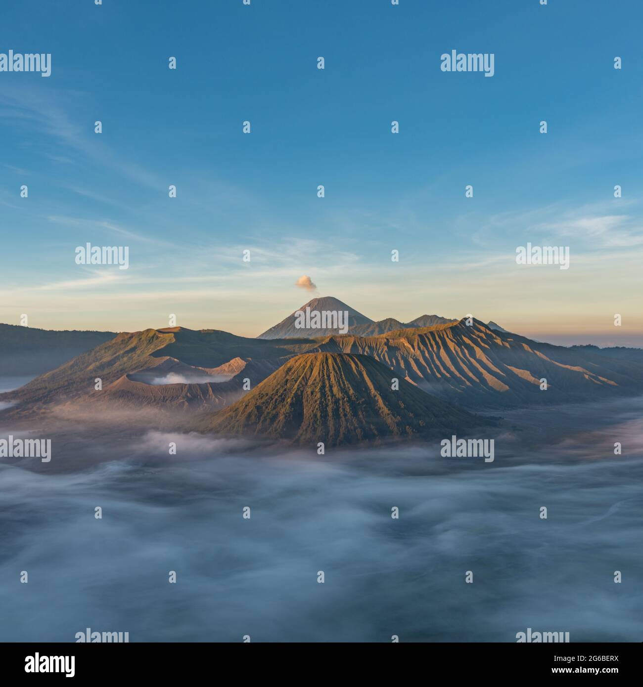 Mount Bromo bei Sonnenaufgang, Bromo-Tengger-Semeru Nationalpark, Ost-Java, Indonesien Stockfoto