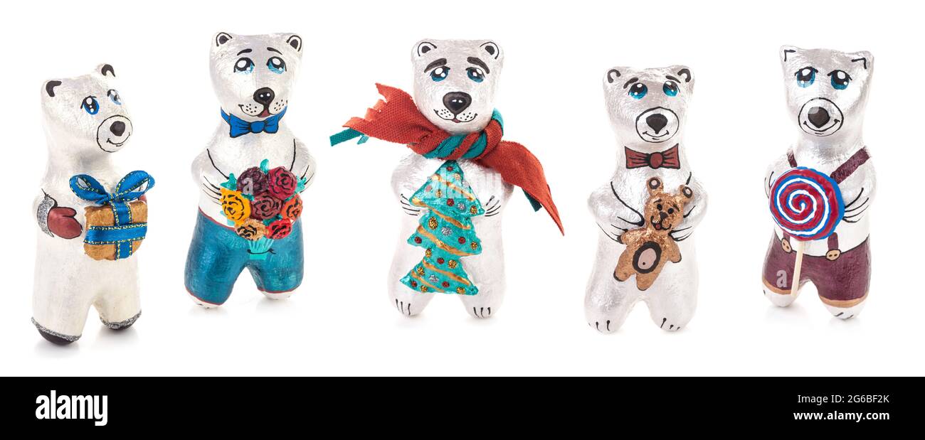 Dekorative Bären, handgemacht aus Pappmaché, in ukrainischem Andenken, isoliert auf Weiß Stockfoto
