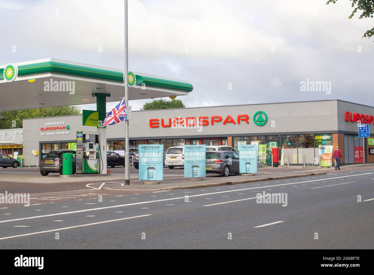 4 Juli 2021 Newtownards Road Belfast Nordirland EIN moderner Einkaufszentrum, in dem ein großer Eurospar-Supermarkt und eine Tankstelle für Kraftstoff eingerichtet sind Stockfoto