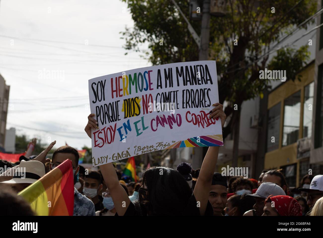 Ein Demonstrator hält ein Schild mit der Aufschrift: „Ich bin so schön, wie Gott mich gemacht hat, weil er nie Fehler begeht, ich bin auf dem richtigen Weg“, während Tausende von Mitgliedern der LGTBIQ-Gemeinschaften in Barranquilla, Kolumbien, an der internationalen Pride-Parade teilnehmen, die am 26. Juni 2021 gefeiert wurde. Stockfoto