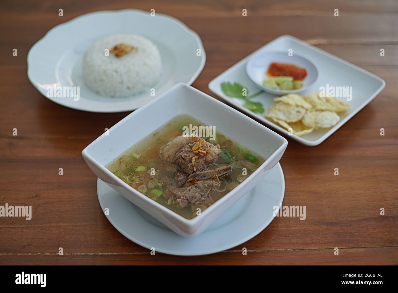 Köstliches traditionelles Essen mit Kuhschwanz, gekocht mit Gewürzen. Indonesische Ochsenschwanzsuppe. Stockfoto