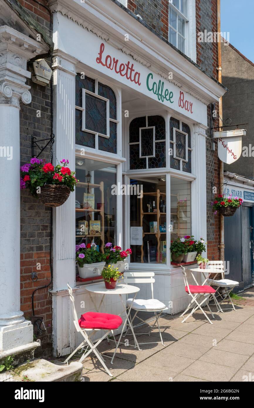 Loretta Coffee Bar, ein kleines Unternehmen im Stadtzentrum von Emsworth, Hampshire, England, Großbritannien Stockfoto