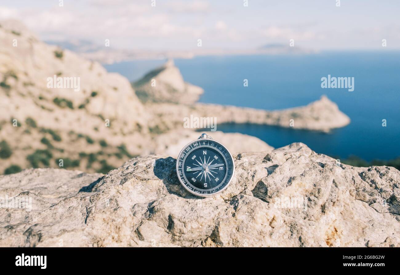 Kompass auf einer Bergspitze ohne Menschen. Stockfoto