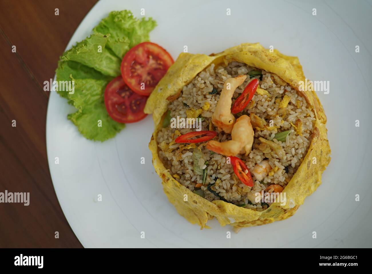 Der Nasi Pattaya ist ein südostasiatisches Gericht mit gebratenem Reis, das aus gebratenem Hühnerreis in dünnes Ei oder Omelette hergestellt wird. Stockfoto