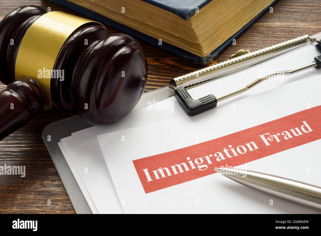 Papiere über Einwanderungsbetrug Gesetz und Gavel. Stockfoto