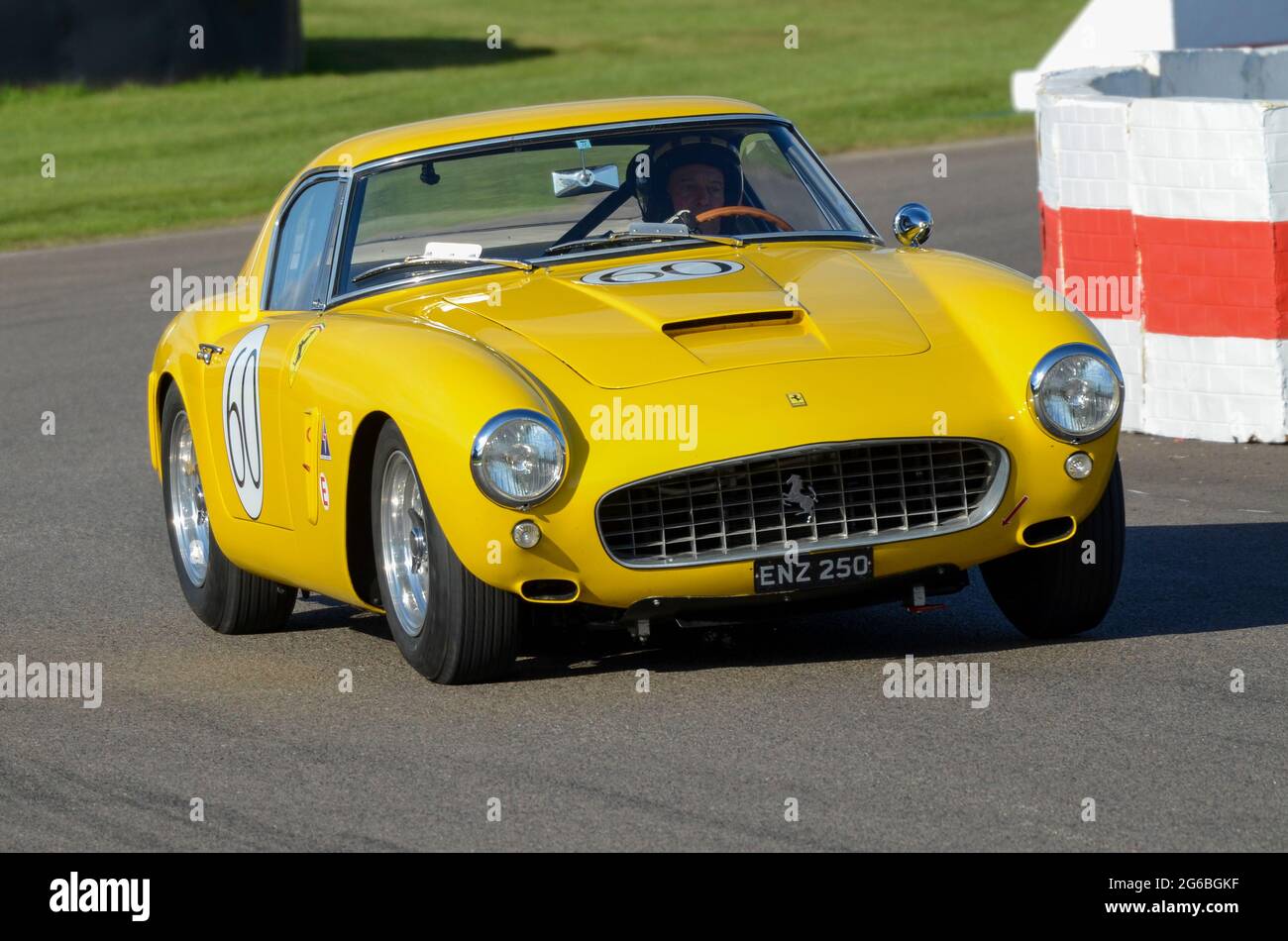 Ferrari 250 GT SWB Competition Classic, Oldtimer-Rennwagen, der bei der RAC Tourist Trophy beim historischen Goodwood Revival Event in Großbritannien teilnimmt. Vorne Stockfoto