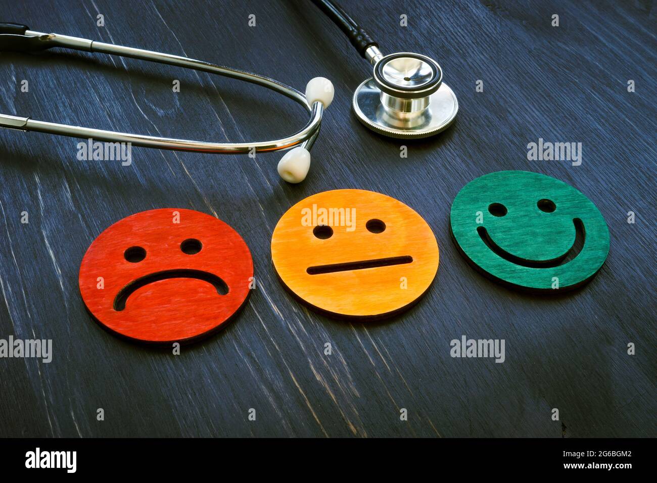 Konzept der Patientenerfahrung. Stethoskop und lächelte Gesichter für die Beurteilung des Krankenhausverbrauchers. Stockfoto