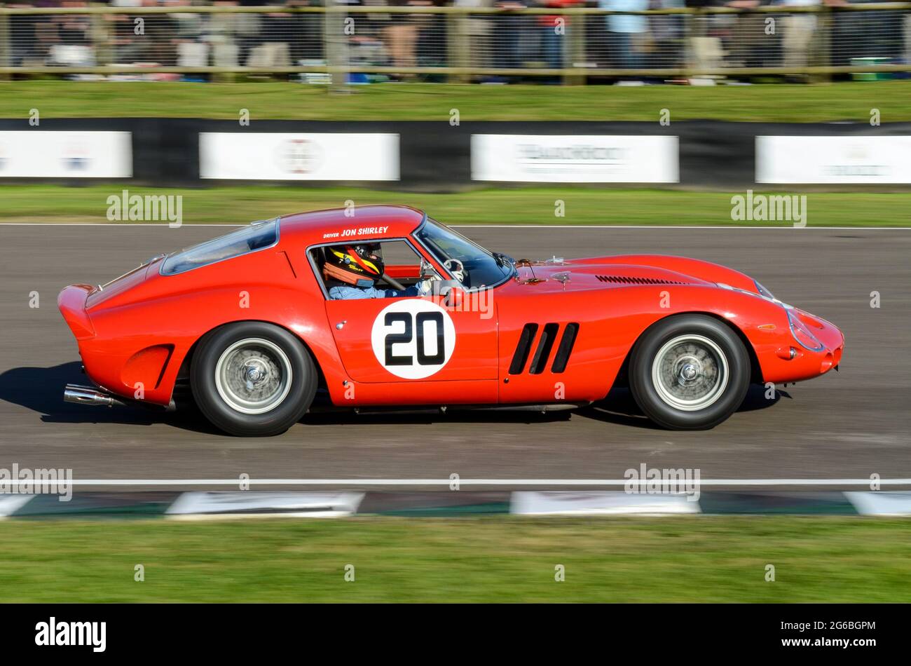 Ferrari 250 GTO klassischer Oldtimer, der bei der RAC Tourist Trophy beim Goodwood Revival 2012 in Großbritannien antritt. Fahrer Jon Shirley Stockfoto
