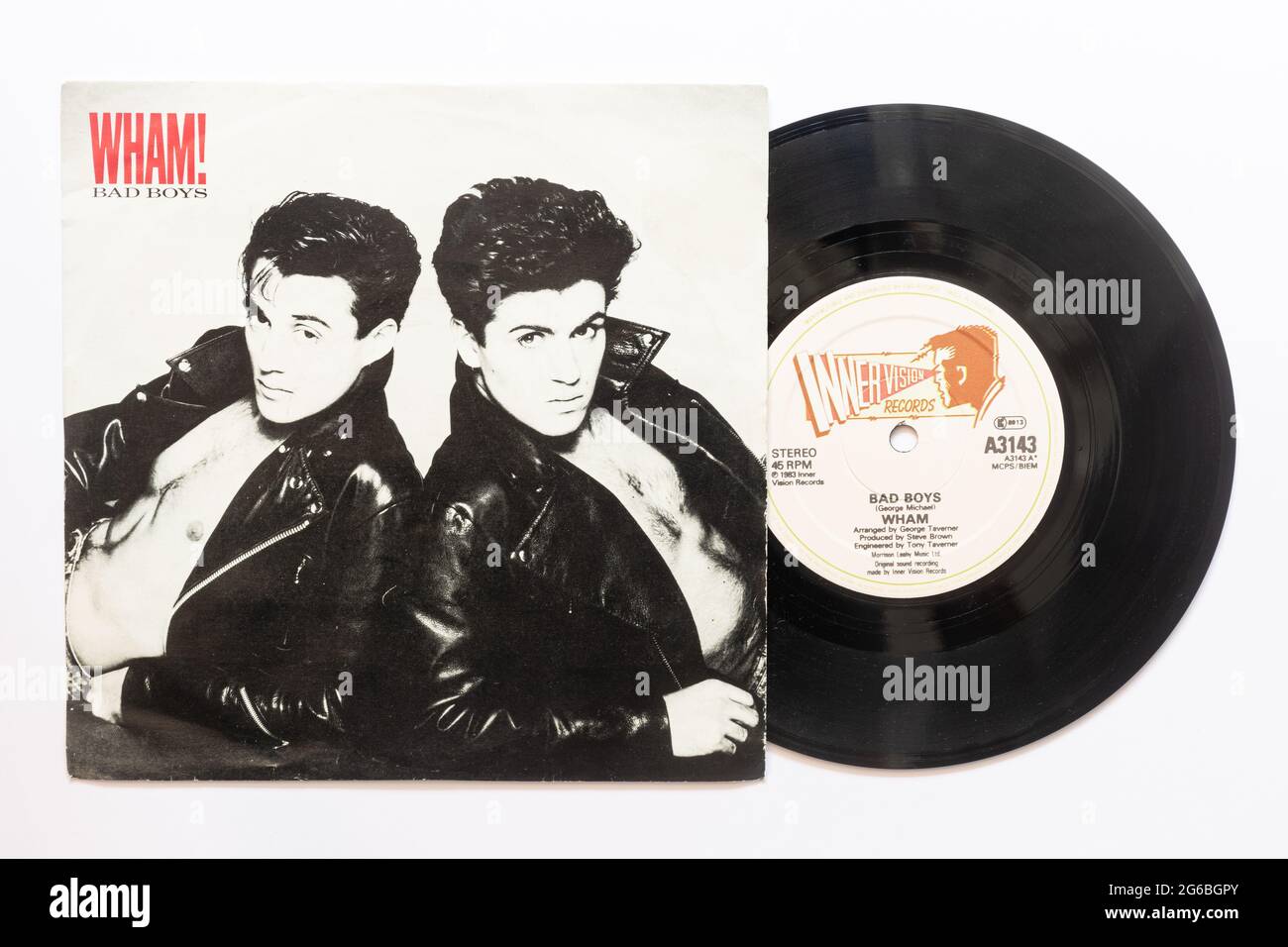Bad Boys des Pop-Duos Wham, ein Stock-Foto der 7' Single Vinyl-Schallplatte mit 45 U/min in Bilderhülle Stockfoto