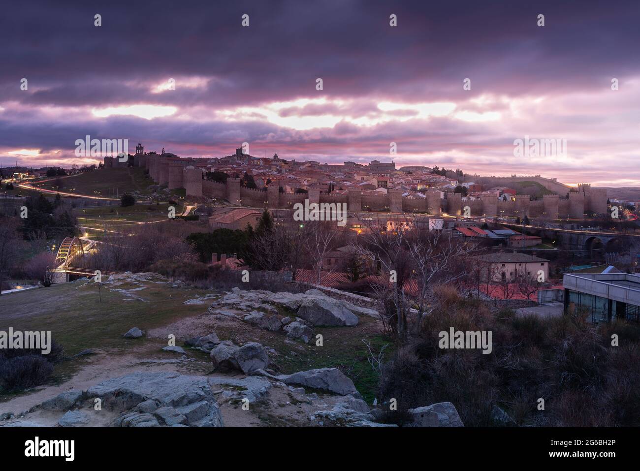 Panoramablick auf die mittelalterliche Stadtmauer von Avila von Los Cuatro Postes Calvary, bei Sonnenaufgang Spanien Stockfoto