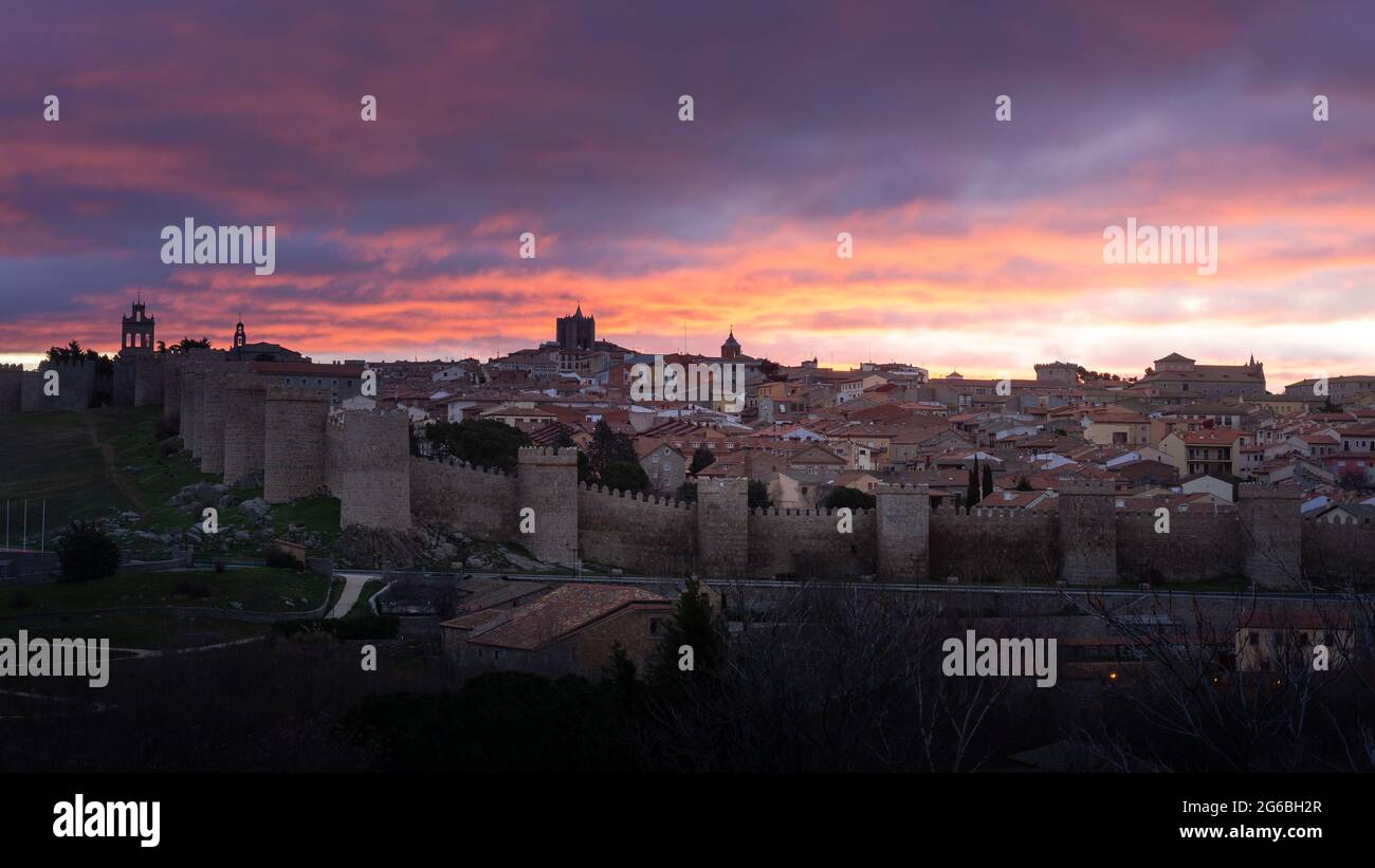 Panoramablick auf die mittelalterliche Stadtmauer von Avila von Los Cuatro Postes Calvary, Spanien Stockfoto