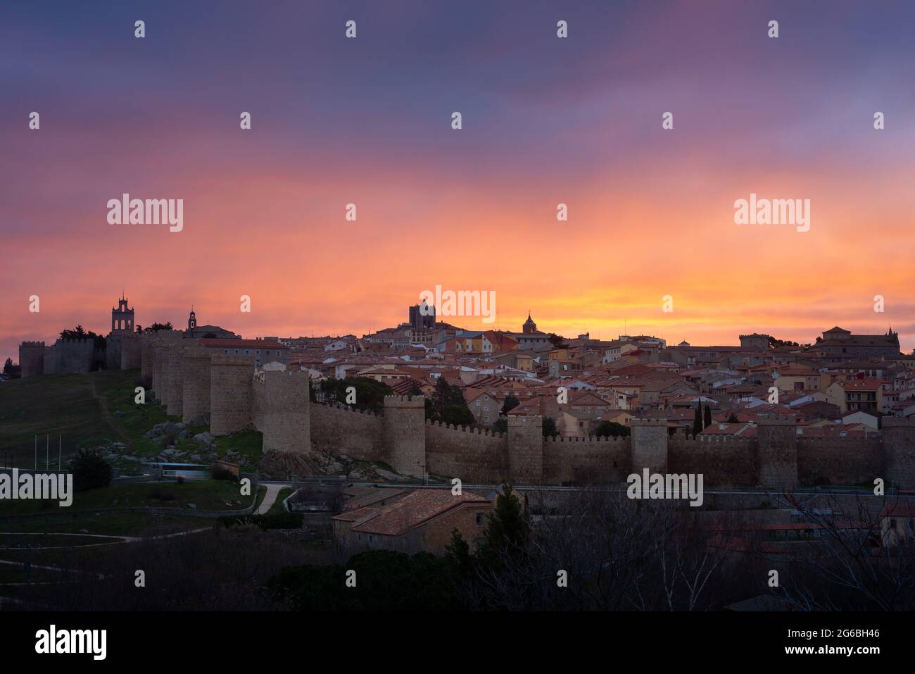 Panoramablick auf die mittelalterliche Stadtmauer von Avila von Los Cuatro Postes Calvary, Spanien Stockfoto
