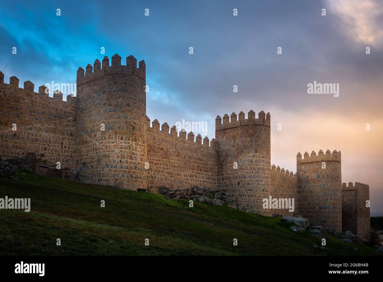 Mittelalterliche Stadtmauer im romanischen Stil, Avila in Spanien Stockfoto