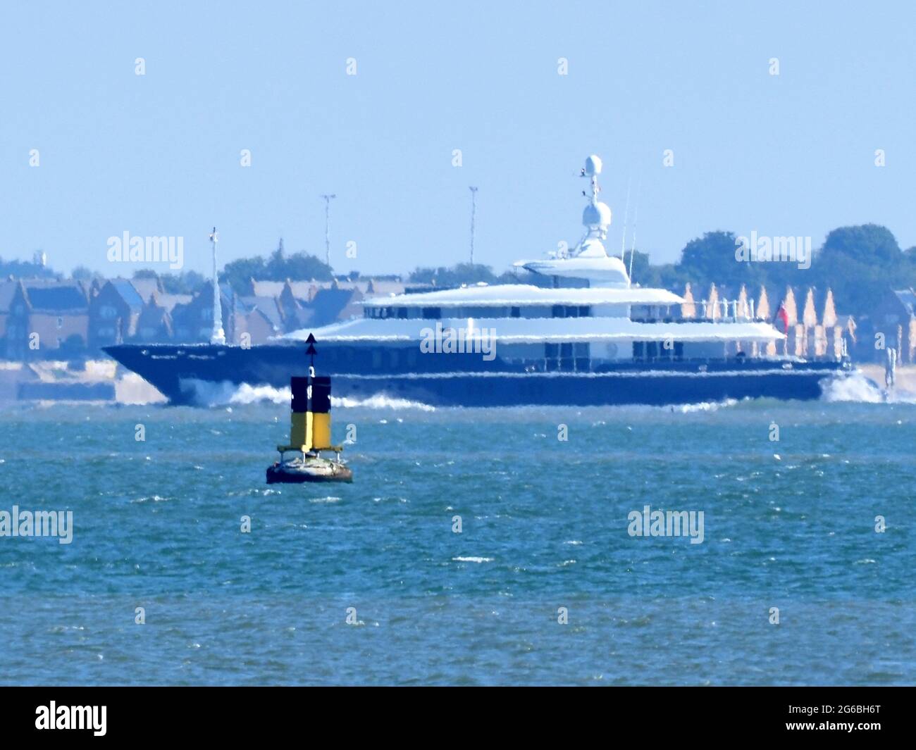 Sheerness, Kent, Großbritannien. Juli 2021. Superyacht 'Triple Seven', die heute Morgen von Sheerness, Kent aus Southend on Sea passiert. Die 68m lange Triple Seven kann 12 Gäste in ihren sechs Kabinen beherbergen, die von einer Besatzung von 17 Personen betreut werden. Sie ist komplett ausgestattet mit einer Wasserrutsche, Whirlpool, mehreren Alfresco-Essbereichen und einem üppigen Interieur. Der russische Milliardär Alexander Abramov kaufte die Yacht 2013, bevor er 2018 zum Verkauf anstellte. Kredit: James Bell/Alamy Live Nachrichten Stockfoto