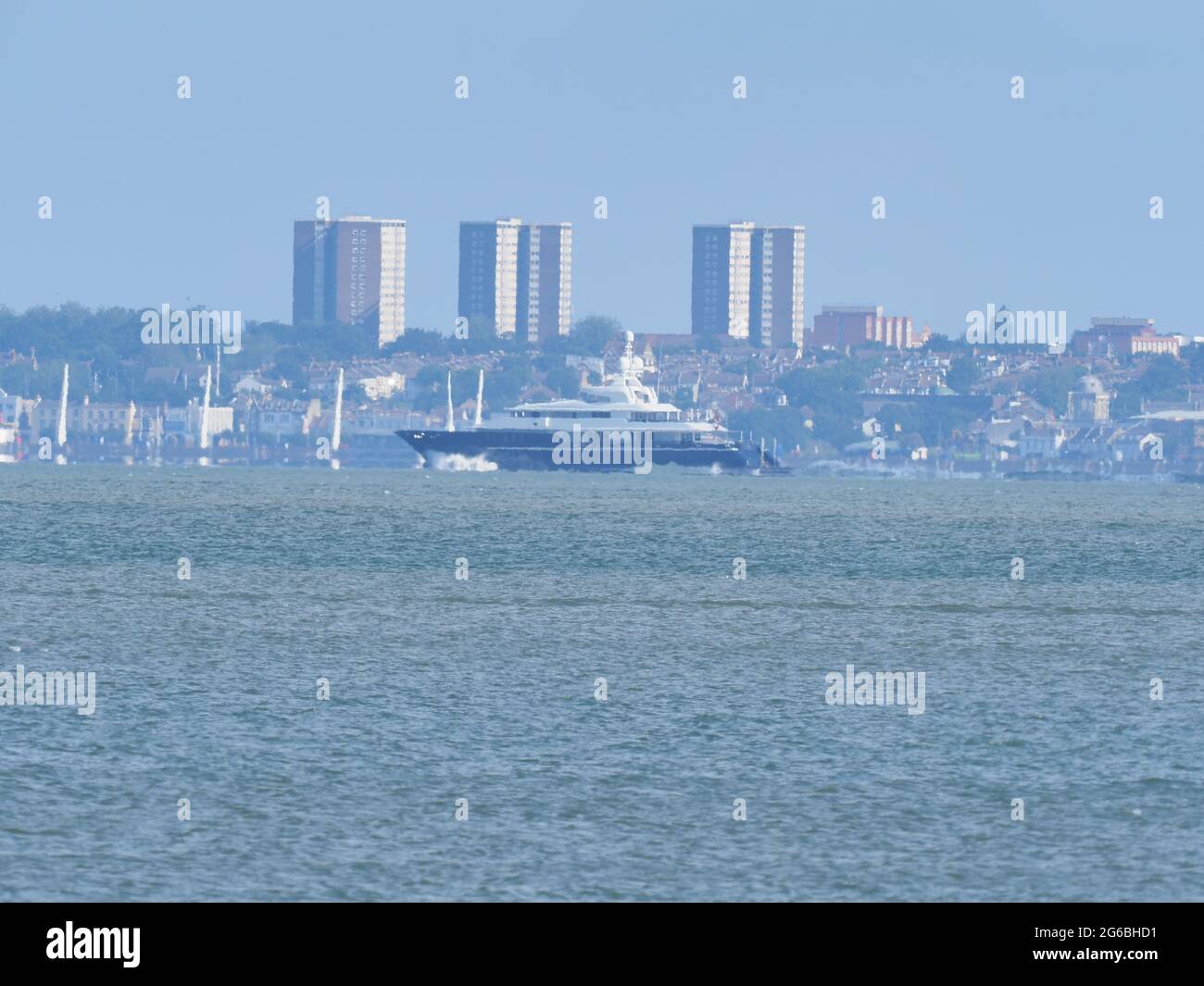 Sheerness, Kent, Großbritannien. Juli 2021. Superyacht 'Triple Seven', die heute Morgen von Sheerness, Kent aus Southend on Sea passiert. Die 68m lange Triple Seven kann 12 Gäste in ihren sechs Kabinen beherbergen, die von einer Besatzung von 17 Personen betreut werden. Sie ist komplett ausgestattet mit einer Wasserrutsche, Whirlpool, mehreren Alfresco-Essbereichen und einem üppigen Interieur. Der russische Milliardär Alexander Abramov kaufte die Yacht 2013, bevor er 2018 zum Verkauf anstellte. Kredit: James Bell/Alamy Live Nachrichten Stockfoto