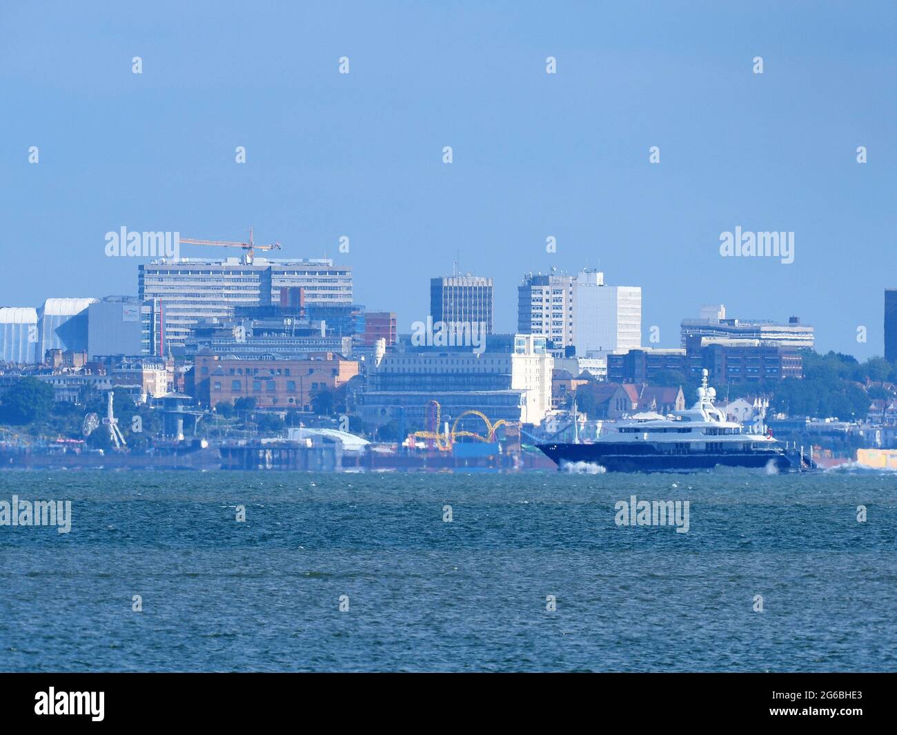 Sheerness, Kent, Großbritannien. Juli 2021. Superyacht 'Triple Seven', die heute Morgen von Sheerness, Kent aus Southend on Sea passiert. Die 68m lange Triple Seven kann 12 Gäste in ihren sechs Kabinen beherbergen, die von einer Besatzung von 17 Personen betreut werden. Sie ist komplett ausgestattet mit einer Wasserrutsche, Whirlpool, mehreren Alfresco-Essbereichen und einem üppigen Interieur. Der russische Milliardär Alexander Abramov kaufte die Yacht 2013, bevor er 2018 zum Verkauf anstellte. Kredit: James Bell/Alamy Live Nachrichten Stockfoto