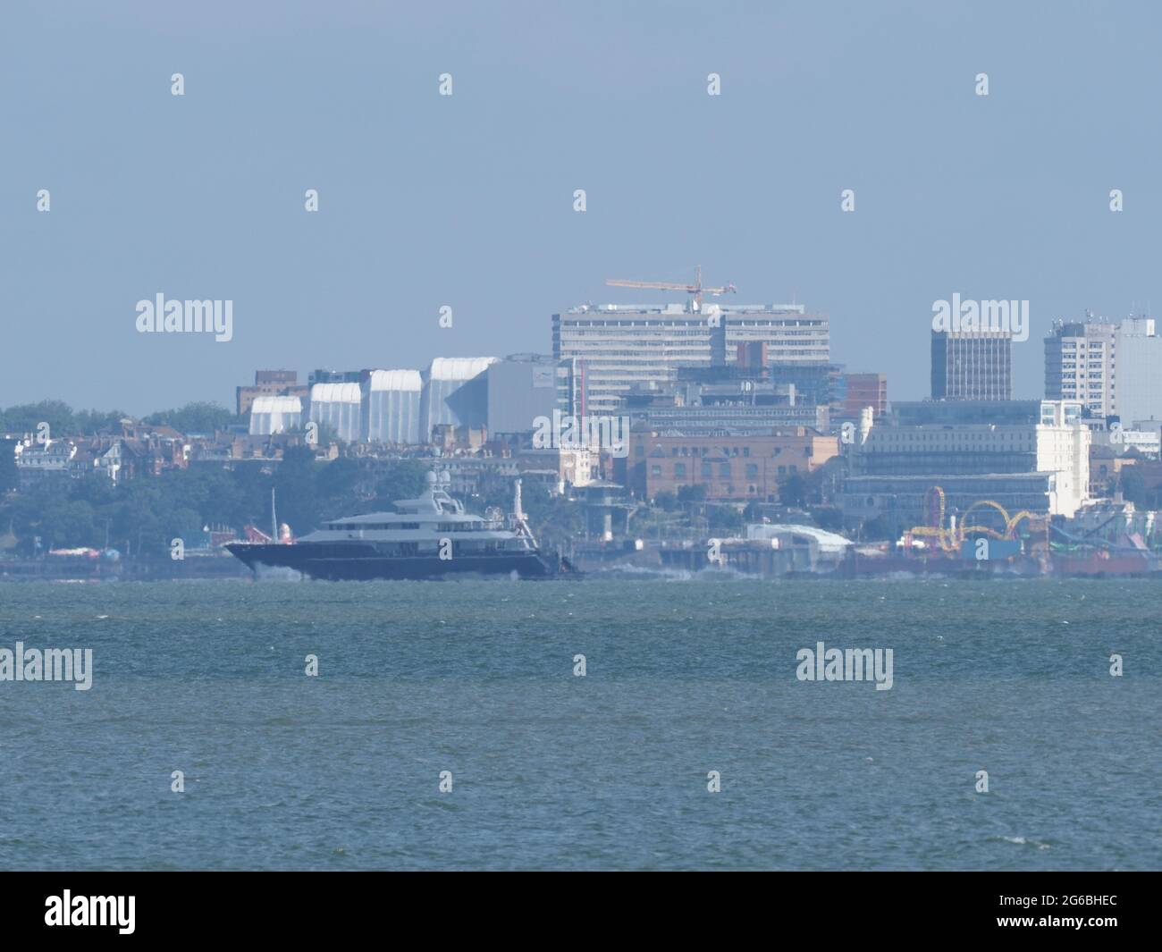 Sheerness, Kent, Großbritannien. Juli 2021. Superyacht 'Triple Seven', die heute Morgen von Sheerness, Kent aus Southend on Sea passiert. Die 68m lange Triple Seven kann 12 Gäste in ihren sechs Kabinen beherbergen, die von einer Besatzung von 17 Personen betreut werden. Sie ist komplett ausgestattet mit einer Wasserrutsche, Whirlpool, mehreren Alfresco-Essbereichen und einem üppigen Interieur. Der russische Milliardär Alexander Abramov kaufte die Yacht 2013, bevor er 2018 zum Verkauf anstellte. Kredit: James Bell/Alamy Live Nachrichten Stockfoto